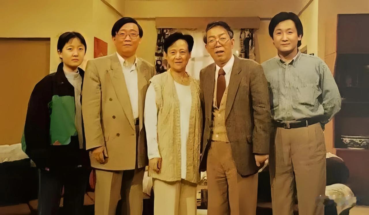她曾经历丧夫丧子的痛苦，女婿英达让她心寒，但梁天却给她一个幸福的晚年。
谌容在短