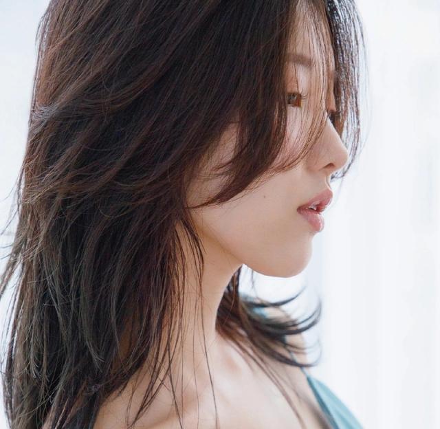 视觉政治的精密计算
内衣、挑逗、大胆身材
日本娱乐业的“羞耻梯度”：
“内衣”是