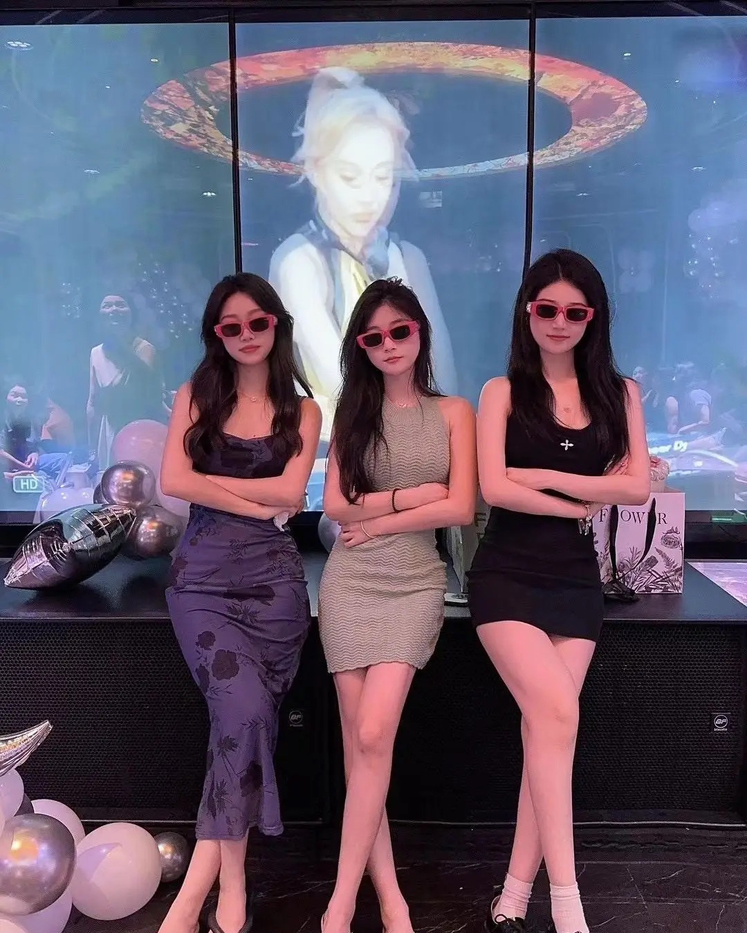 女网友求助: 戴墨镜，我们三个谁好看？ ​​​