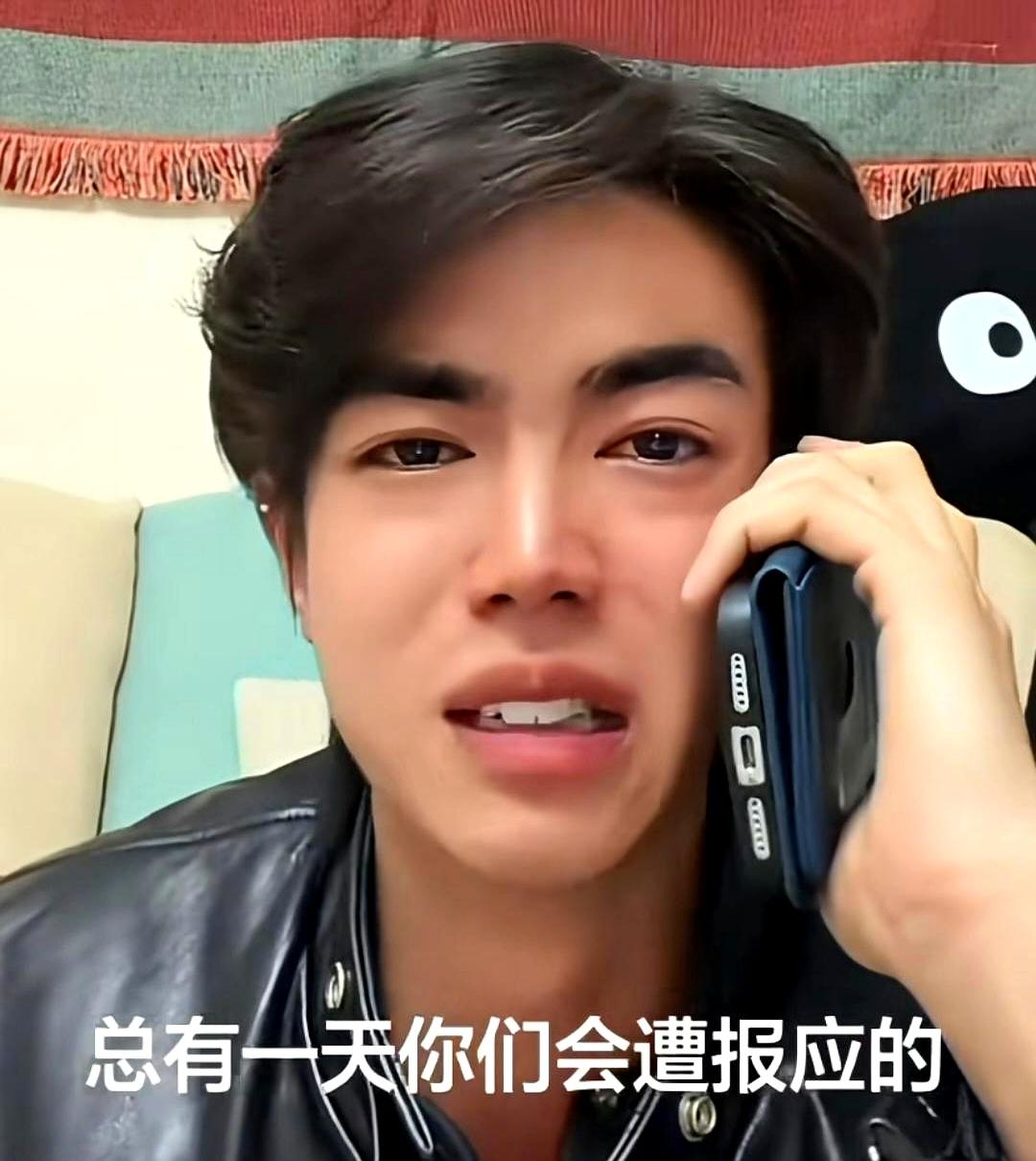 大瓜翻面的时候，疑似周与一位“阿姨”的聊天被抛上网。
长辈劝她别硬顶，先顾工作；