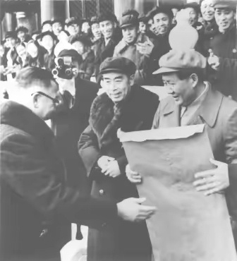 建国初期，文艺界代表向中央领导人献礼的活动。梅兰芳作为爱国文艺界代表人物，将自己