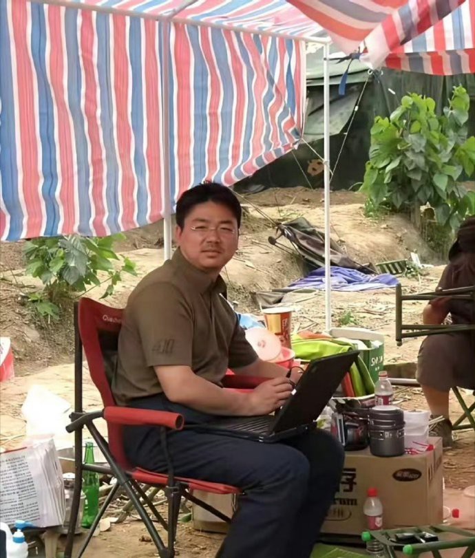2008年，汶川“512地震”后，34岁的刘强东捐出全部家底，次日赶到绵阳在灾区