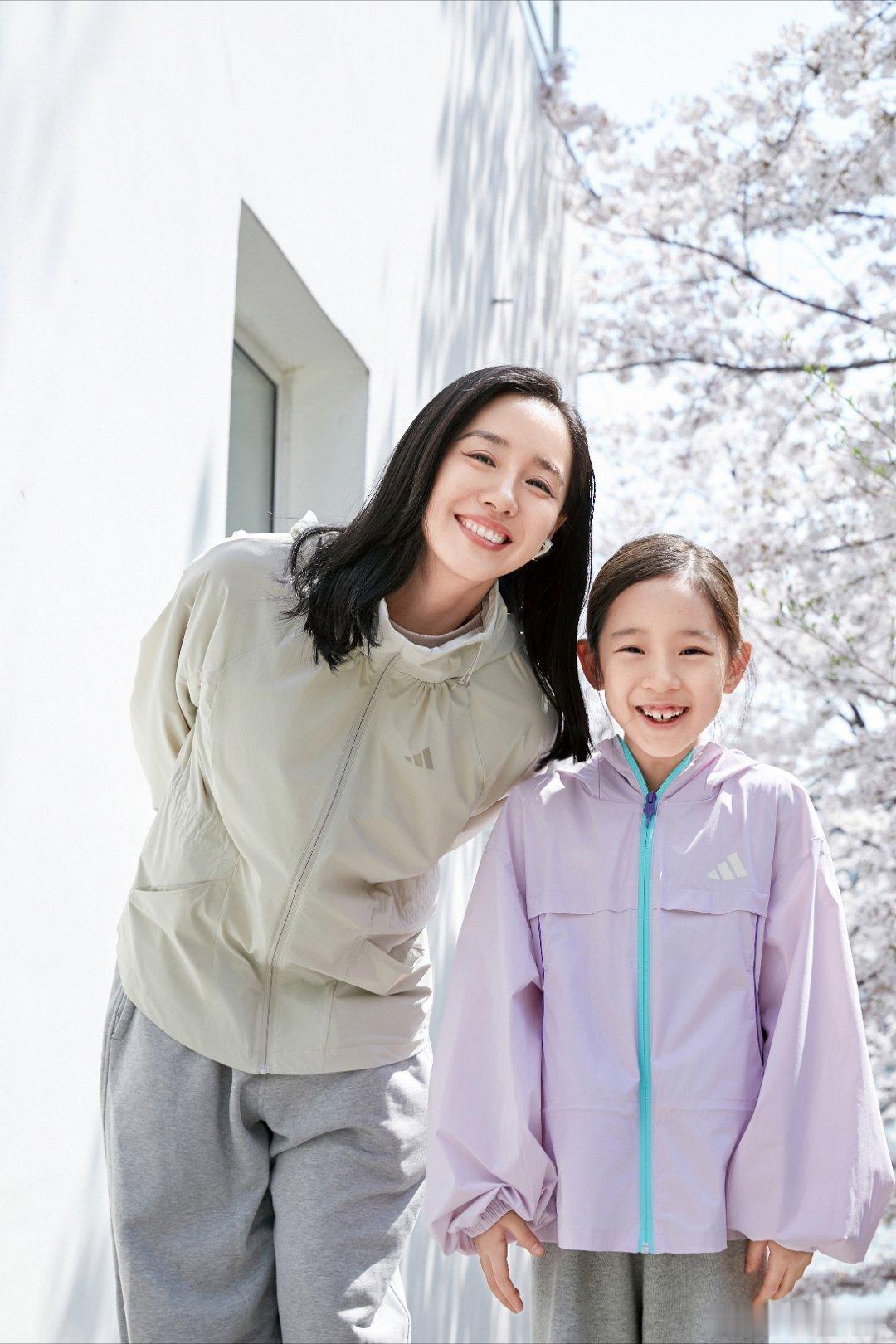 王智带女儿运动打卡  王智和女儿的亲子装 春日遛娃穿搭范本 