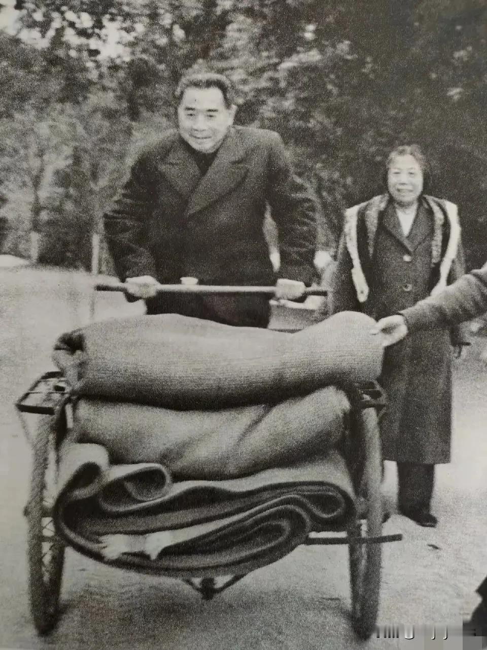 1959年，周恩来总理在日理万机的操劳里，难得与邓颖超同志到广州从化温泉稍作休憩