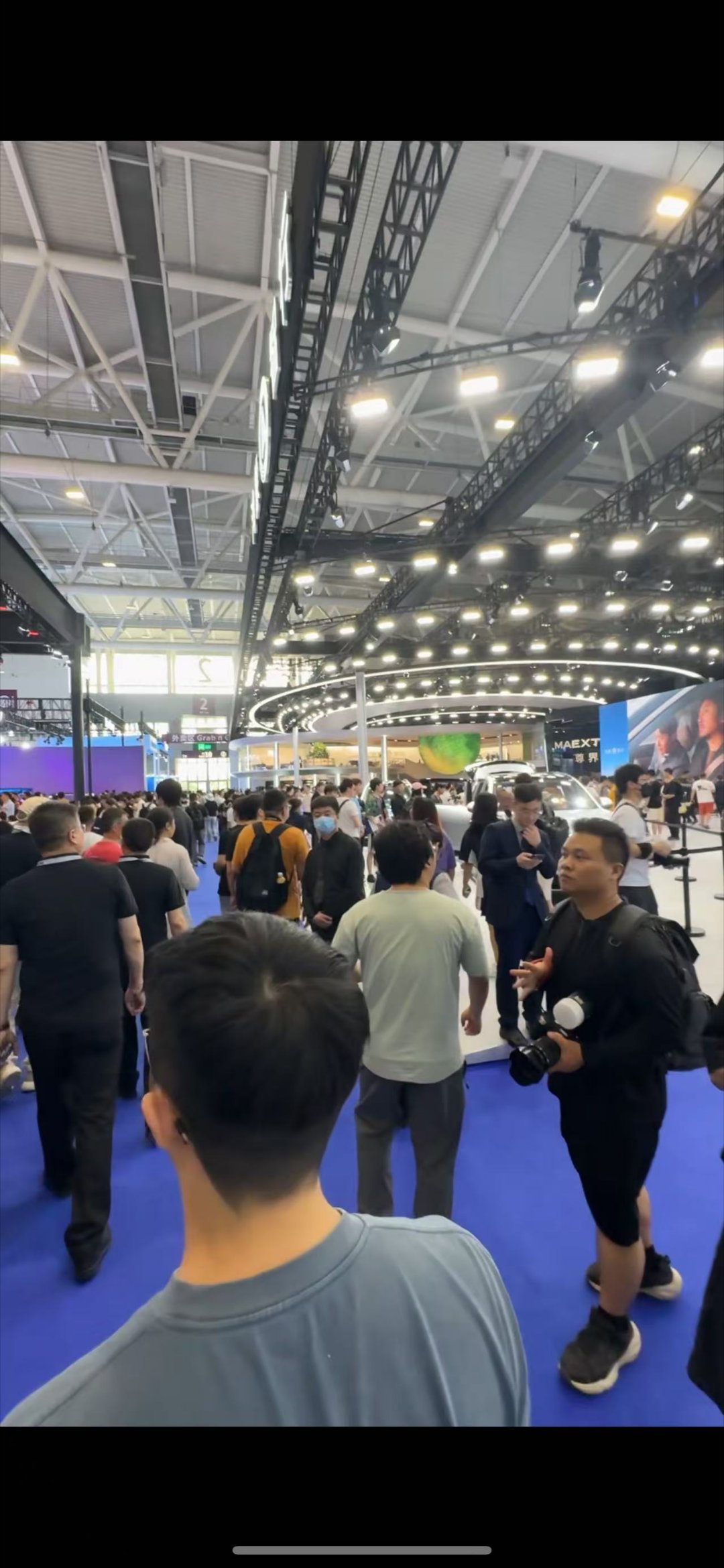 今天来鸿蒙智行展台想看下尊界，实在是太火了~就藏在图4的人堆后面~最后还是找了工