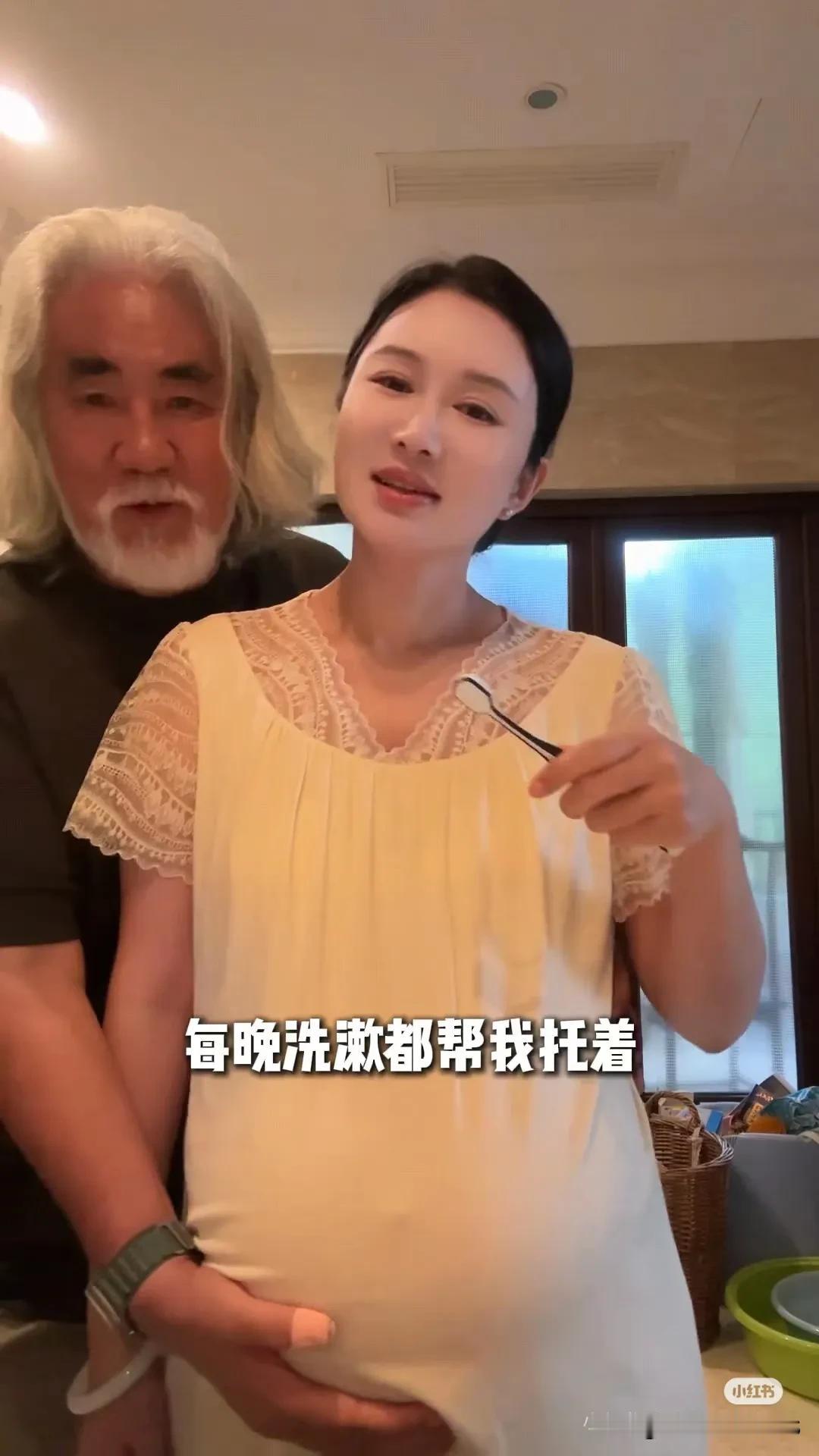 张纪中，我知道你急，但是先别急。这女人现在可是最幸福的，钱多花不完，还有自己的娃