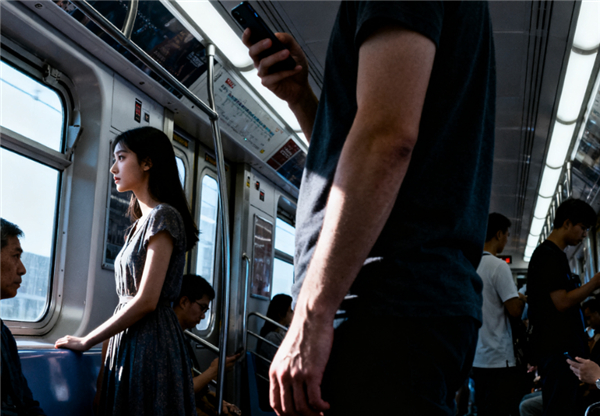 在公共场合怀疑被偷拍，法律明确告诉你：不能强行查看对方手机！ 法官指出手机是高度