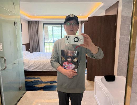 【吴敬平教樊振东粉丝基础技术】吴敬平非常喜欢樊振东粉丝送的周边 4月19日，发文