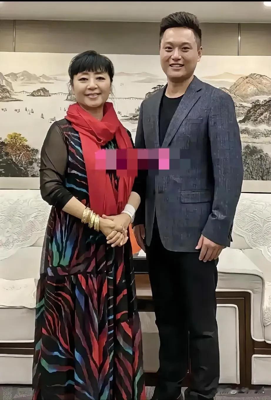 殷秀梅歌坛中的一位优秀歌唱家，她为人亲和，是一位有实力的演唱者，她的歌声大气委婉