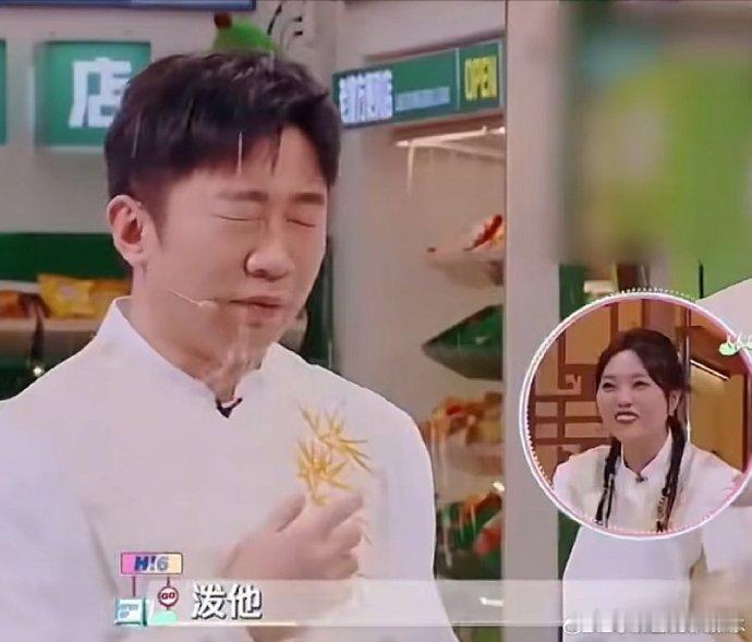谁懂杨洋哄杨迪这一下你好星期六哈哈，杨迪猜歌词这回可栽了，故意生气也没用。杨洋倒