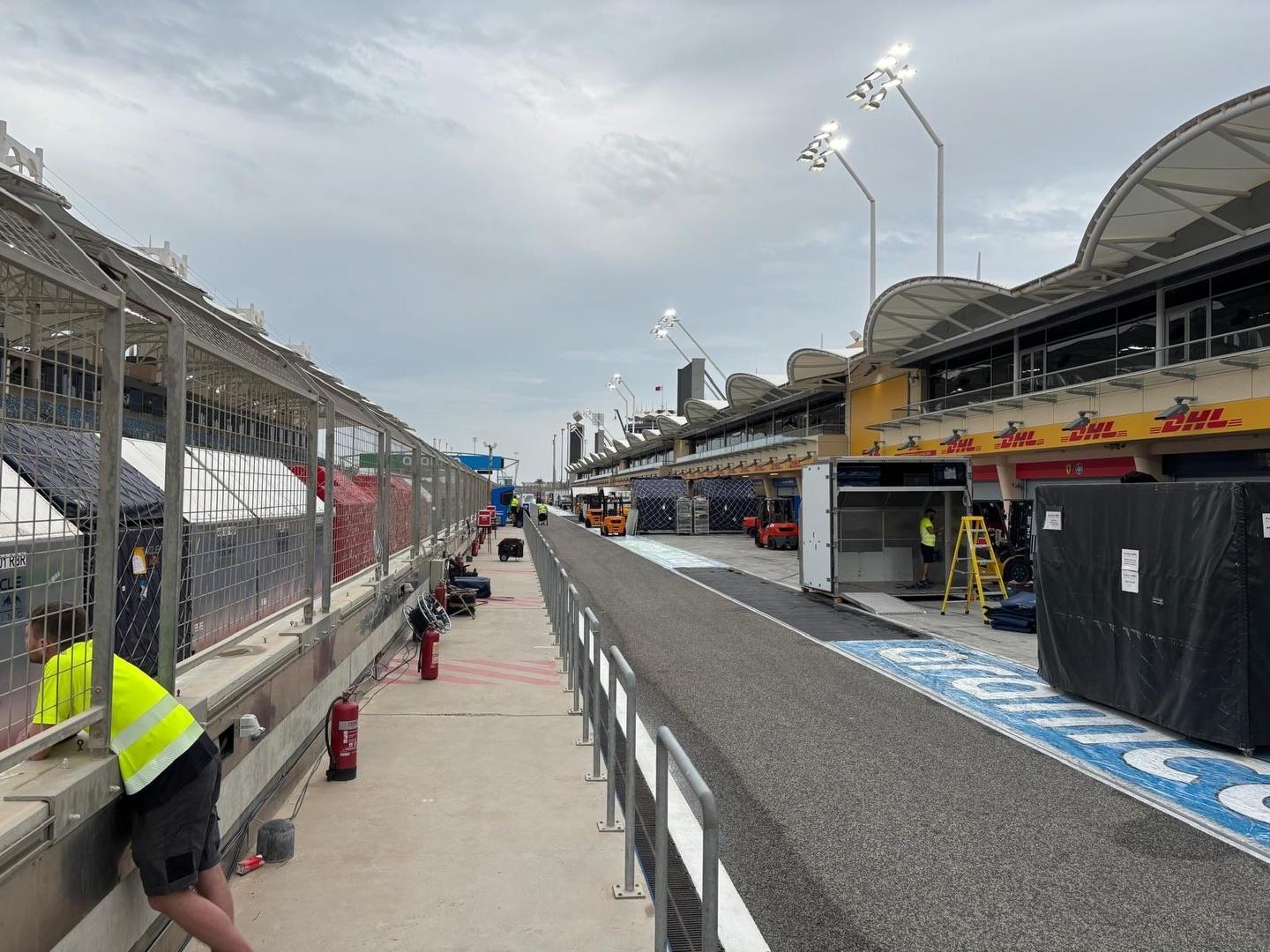 各支F1车队的物资已抵达巴林赛道，后勤团队正在紧锣密鼓的布置中👀，下周将迎来F