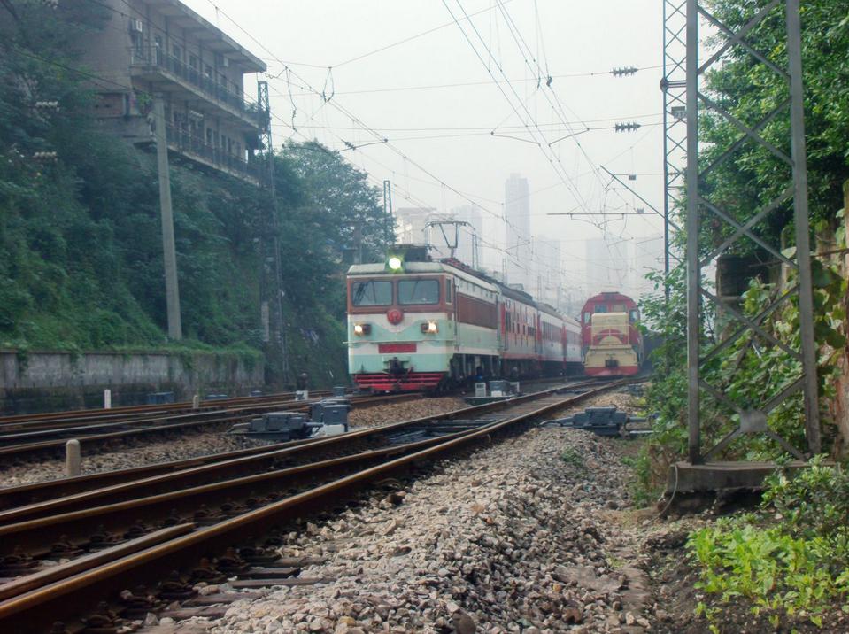 2010年的重庆南站，重庆开往昆明的K167次列车与重庆南站的调车机车，K167