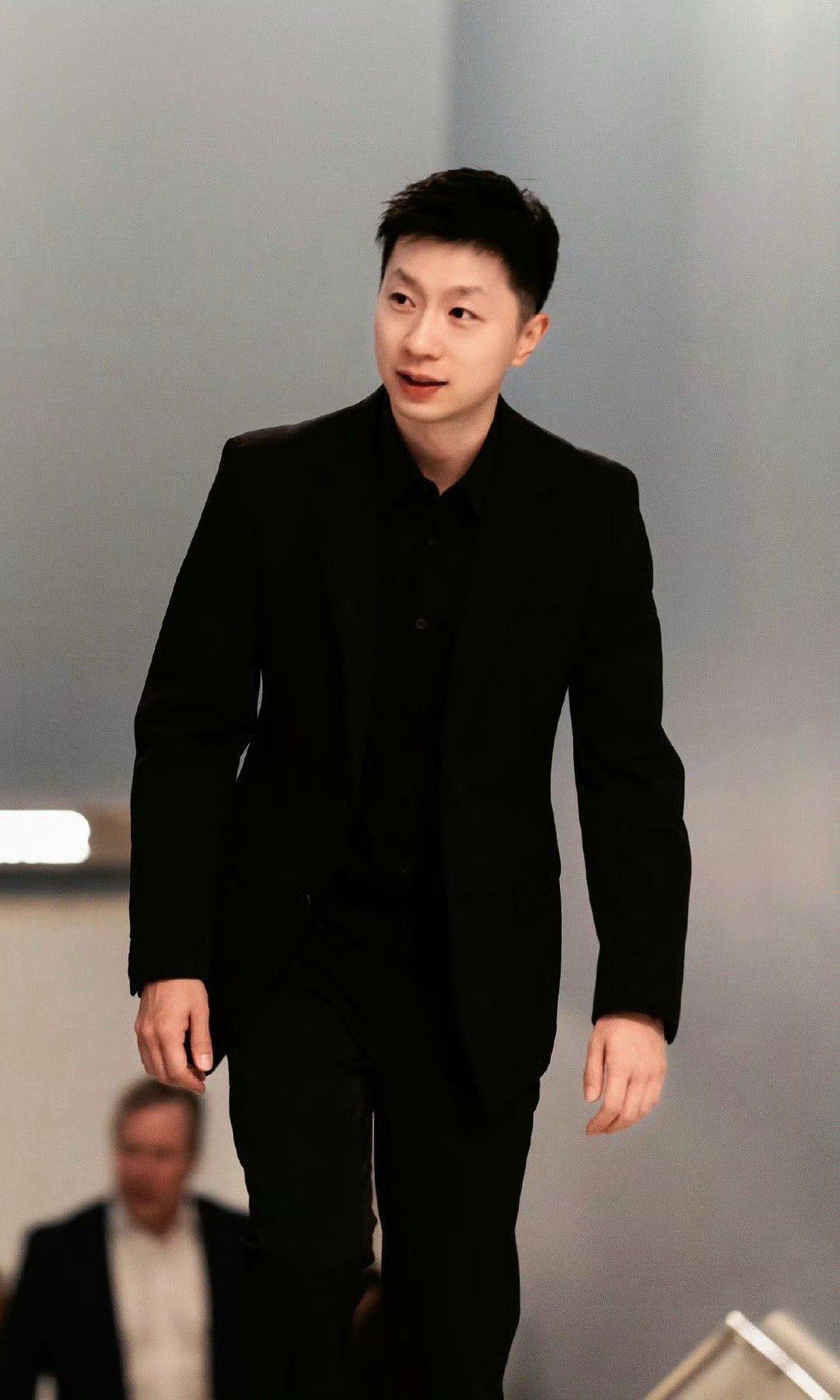 我的愿望是希望2026年能至少看到一次马龙穿合身的西装be like 