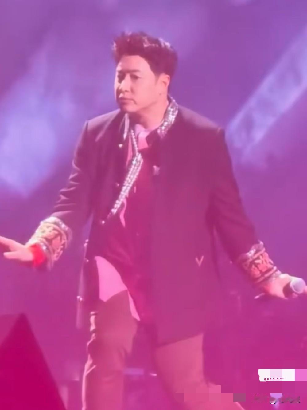 我是个坏人，我要吐槽曾经的偶像了！[笑哭]

话说小时候看他演的偶像剧，迷得不行