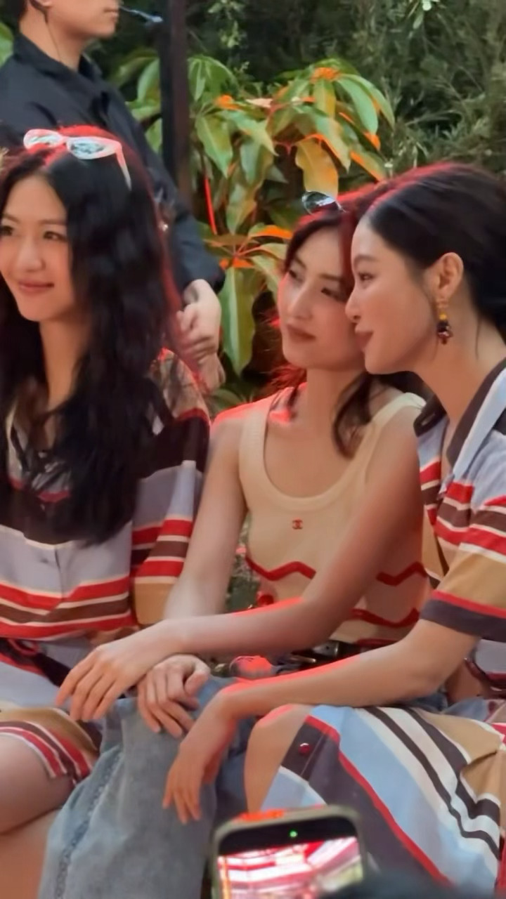 最养眼的一集辛芷蕾张子枫向涵之活动同框辛芷蕾张子枫向涵之合影路透