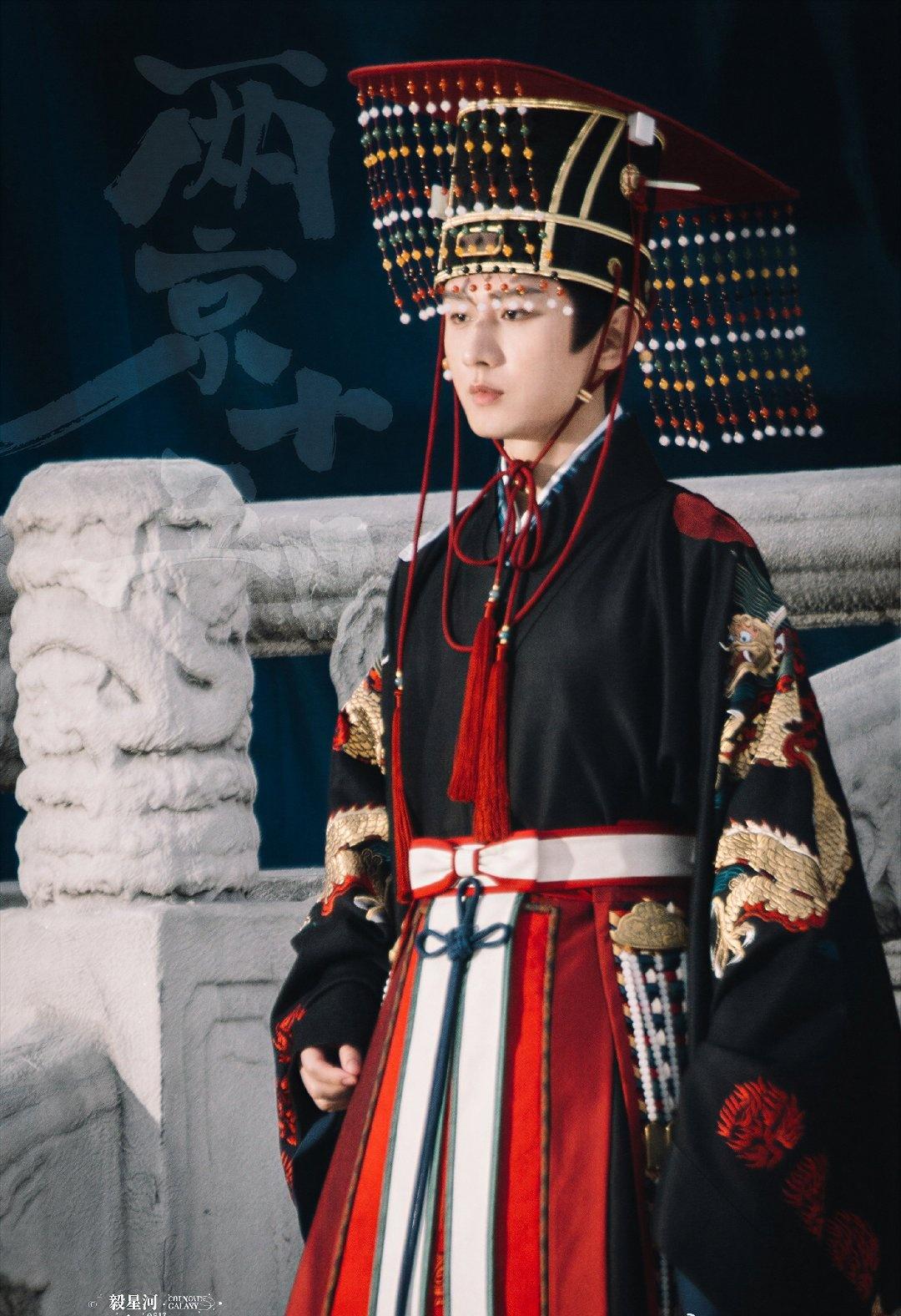 马年到，福气跑！@成毅 新岁马到成功，新剧爆不停，天天开心，万事都顺意！ 毅家人