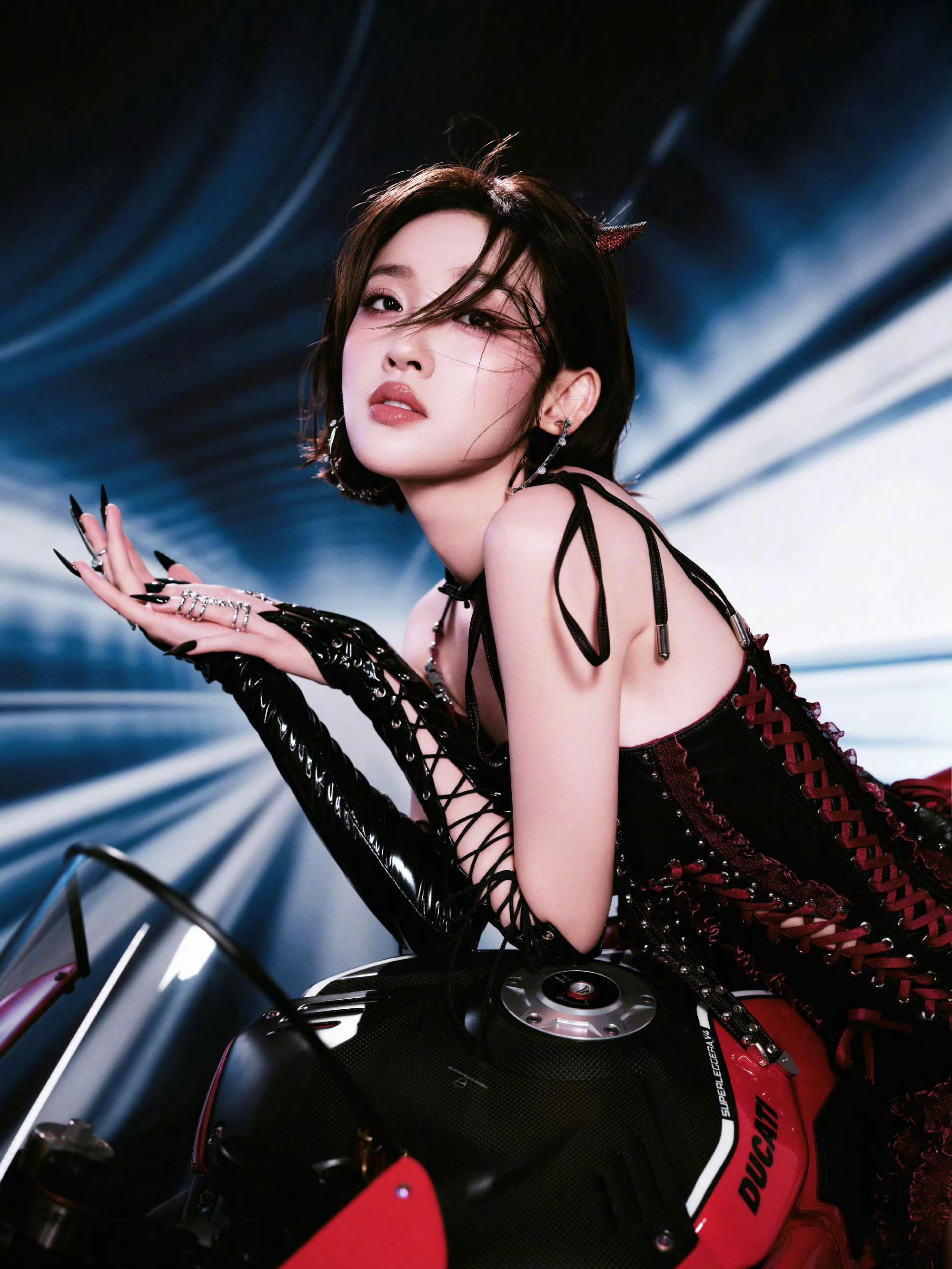 唐艺昕恶魔辣妹风唐艺昕恶魔反差感唐艺昕小恶魔辣妹风造型，一改往日甜妹风格，反差感