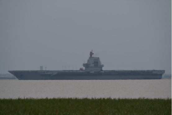 现场图来了！福建舰再次出港，没挂试航旗还清空了甲板，真要正式服役了？
 
福建舰