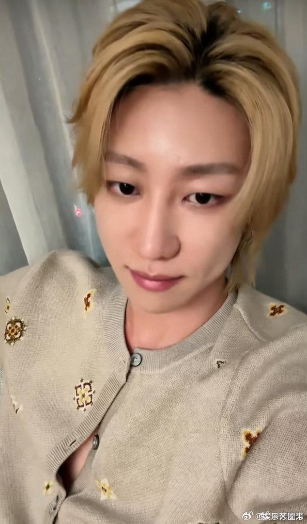 谁来管管徐明浩的幽默感谁能拒绝这样的妙人？认真时让人敬佩，搞怪时让人爆笑！“人皮