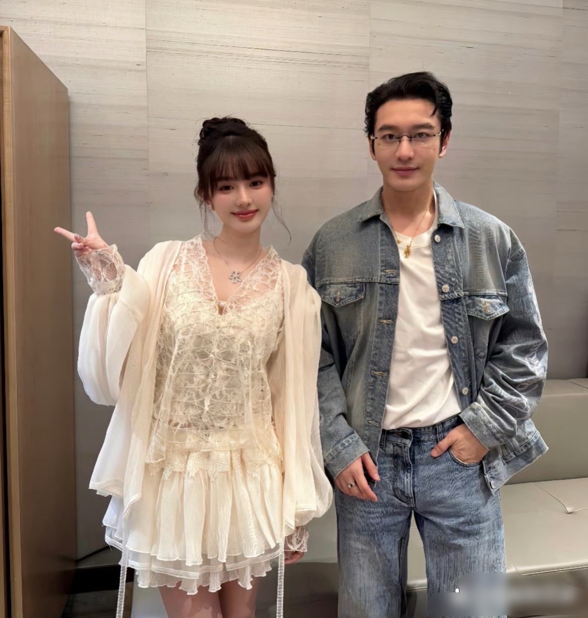 黄晓明真的很喜欢和长得像叶珂的女生合影 