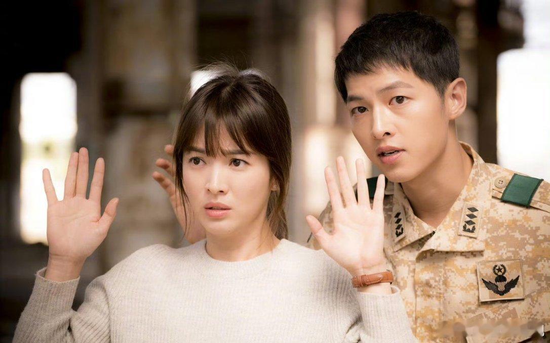 宋仲基、宋慧乔主演的《太阳的后裔》已经播出整整十周年了！时间过得好快啊～这部剧是