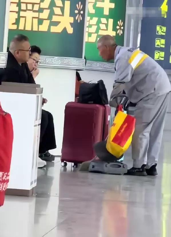 素质败坏的父母！没教养的女儿！这一家三口全网社死了！5月8号，呼和浩特高铁大厅，