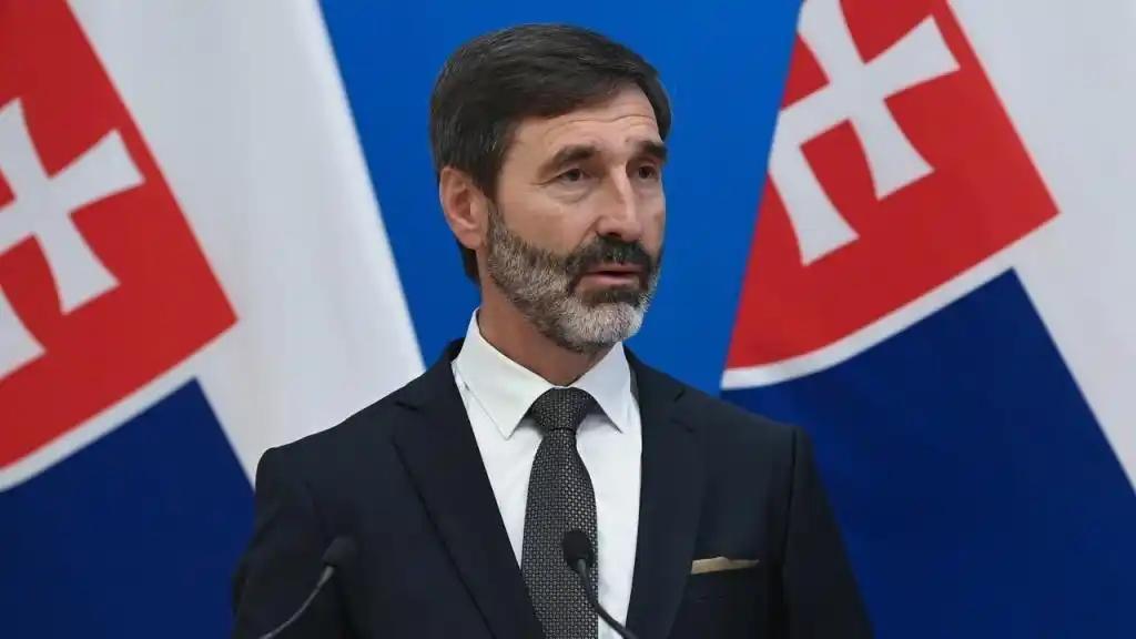 前阵子还跟欧盟死磕到底，拼尽全力阻拦对俄制裁的斯洛伐克，居然突然服软了。
 
就