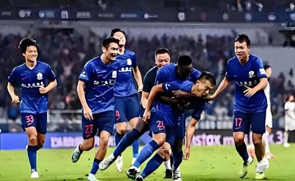 申花连续两年错失冠军
主教练斯卢茨基功不可没
他的战术单一、用人固执、关键场次把