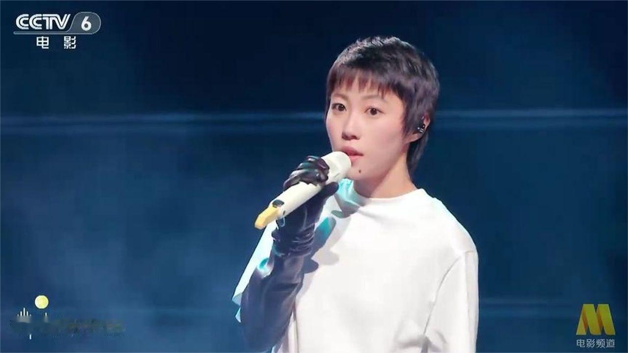 “湾区升明月”2026大湾区电影音乐晚会，窦靖童演唱《湾》