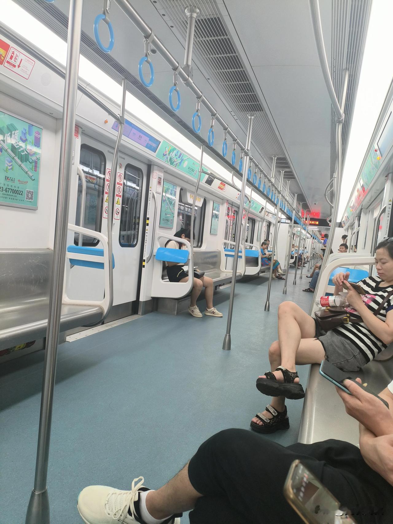 重庆真的太酷了，轨道交通的线路非常的丰富，去哪里都非常的方便。今天坐五号线去双福