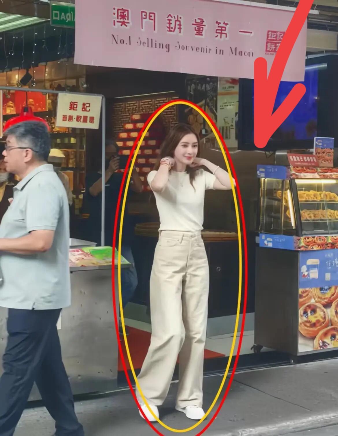 杨颖好漂亮，本人皮肤特别白，身材匀称，状态比荧幕中看到的更加好，脸上一丝皱纹都没