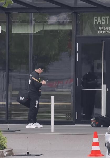 我感觉东哥到杜塞尔多夫俱乐部没有在萨尔布吕肯俱乐部开心。
当然，我希望这是错觉。