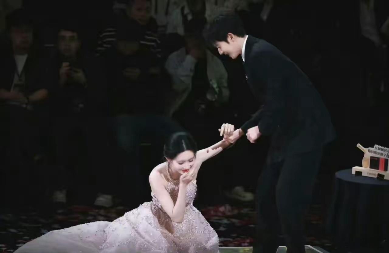 孟子义摔出了神图更绝的是她的高情商应对——1秒弹起比OK手势，领奖时自嘲“去年摔