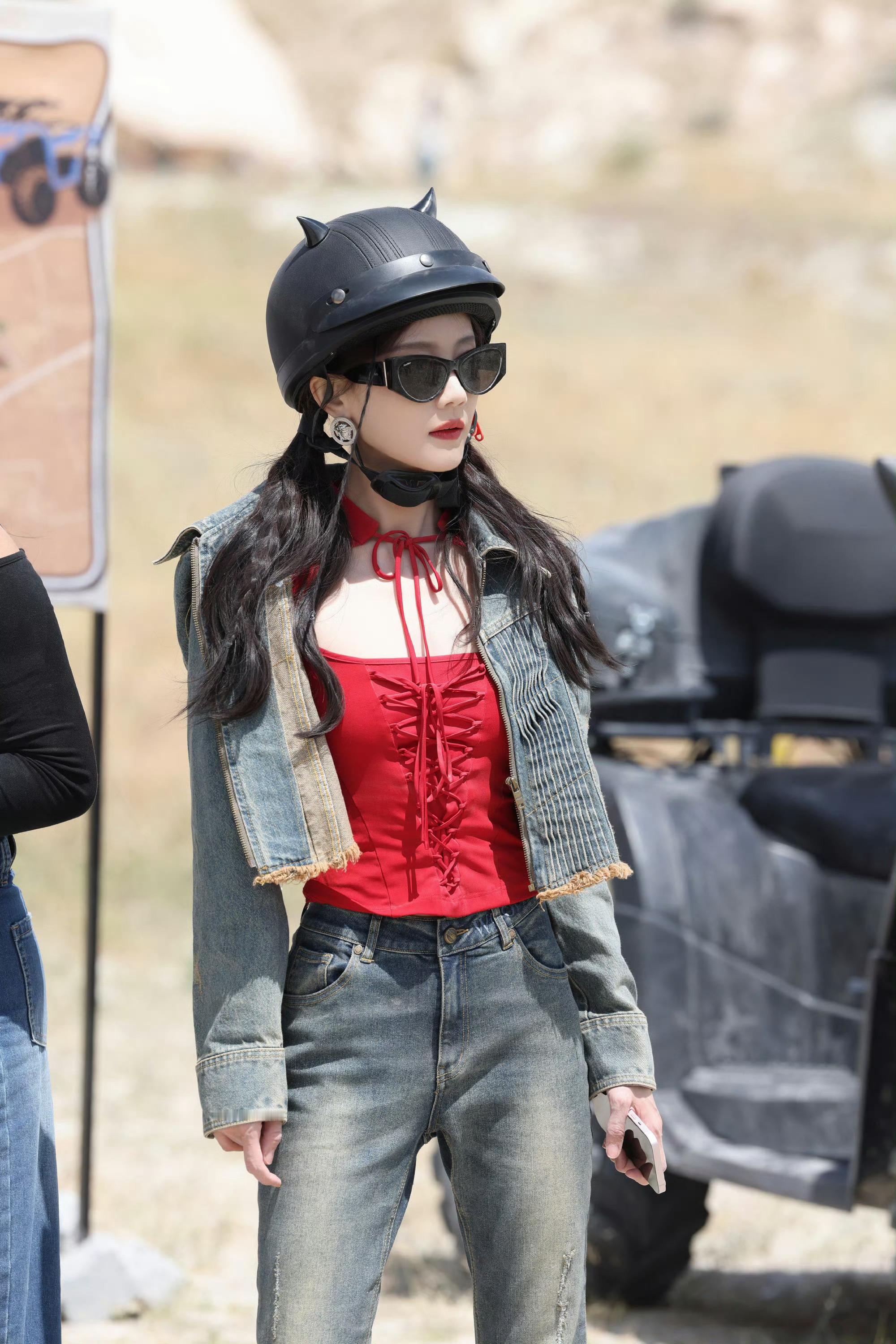 李一桐好漂亮 戴上头盔像萌萌的小恶魔👿 