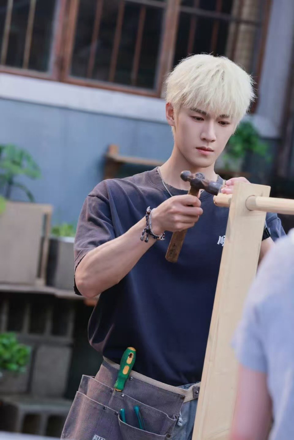 李昀锐清爽少年的模版 红衬衫时期的李昀锐是干干净净的校园学长，脱掉之后是有点害羞
