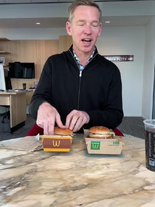 麦当劳CEO再被扒假吃，推广鸡肉巨无霸时咬完不吞咽，网友怒批太敷衍
最近麦当劳又