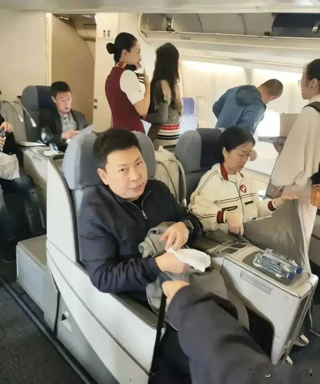 这么有钱，还坐商务舱！