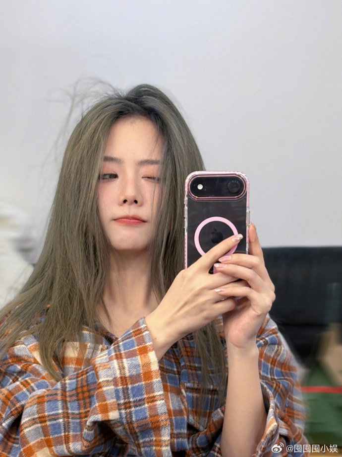 谭松韵的头发从雾韵蓝掉完变成这种清冷又柔和的颜色，限定款果然自带氛围感。 