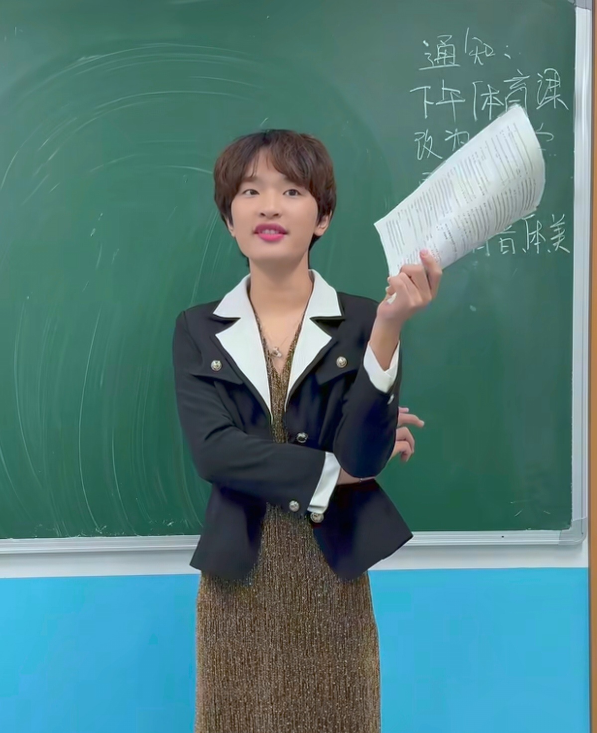 我觉得这事最有意思的点在于——大家默认一个网红考上好大学，第一反应不是恭喜而是质