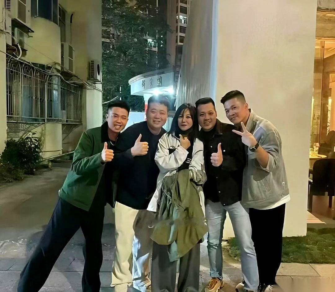 她一出事，多少人伸长了脖子等着看她笑话。
等着看她众叛亲离，等着看她一蹶不振，最