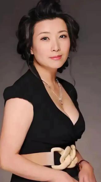 她属于胸大腰细的一个女演员，年轻时候没有许晴漂亮，但她老了之后特别有气质，皮肤白