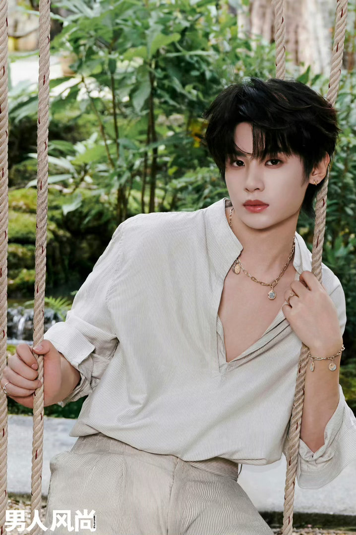 黄明昊✖️男人风尚中文版封面七月刊夏日清新小贾～在清迈拍摄封面的黄明昊，身穿Mo