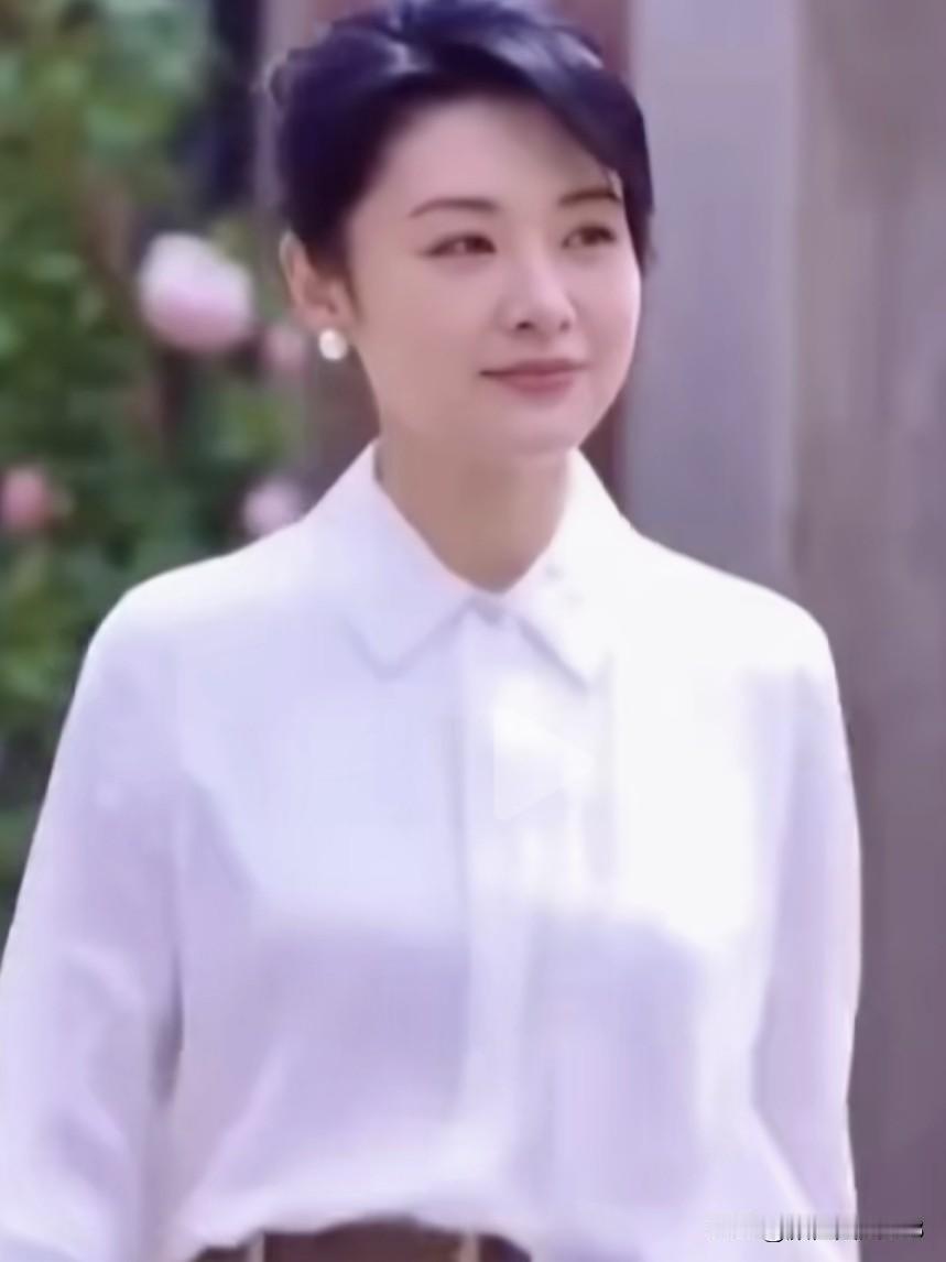 周涛，于岁月长河中优雅沉淀，以温婉大气之态，用醇厚动人之声，书写着主持界的传奇篇