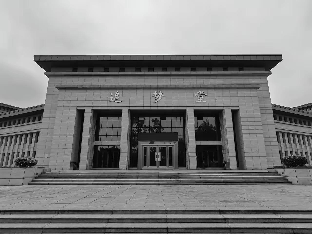 周日下午，去福州市殡仪馆看女儿了，一路上眼泪流个不停。在追梦堂，抱着女儿的骨灰盒