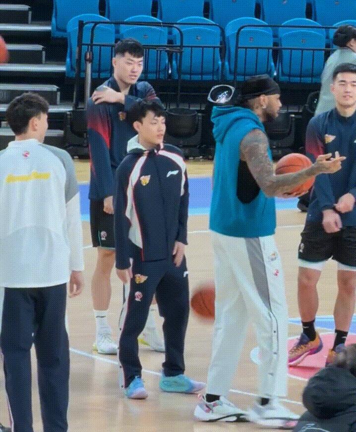 其乐融融，早上的适应训练莫兰德跟广东老队友热情打招呼 