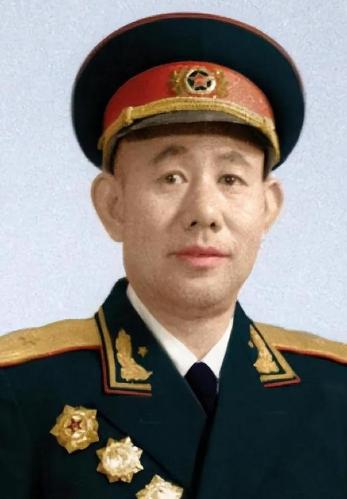 1951年，一群志愿军战士在撤退时，猛然发现眼前狭隘的小山谷里，竟然出现了成千上