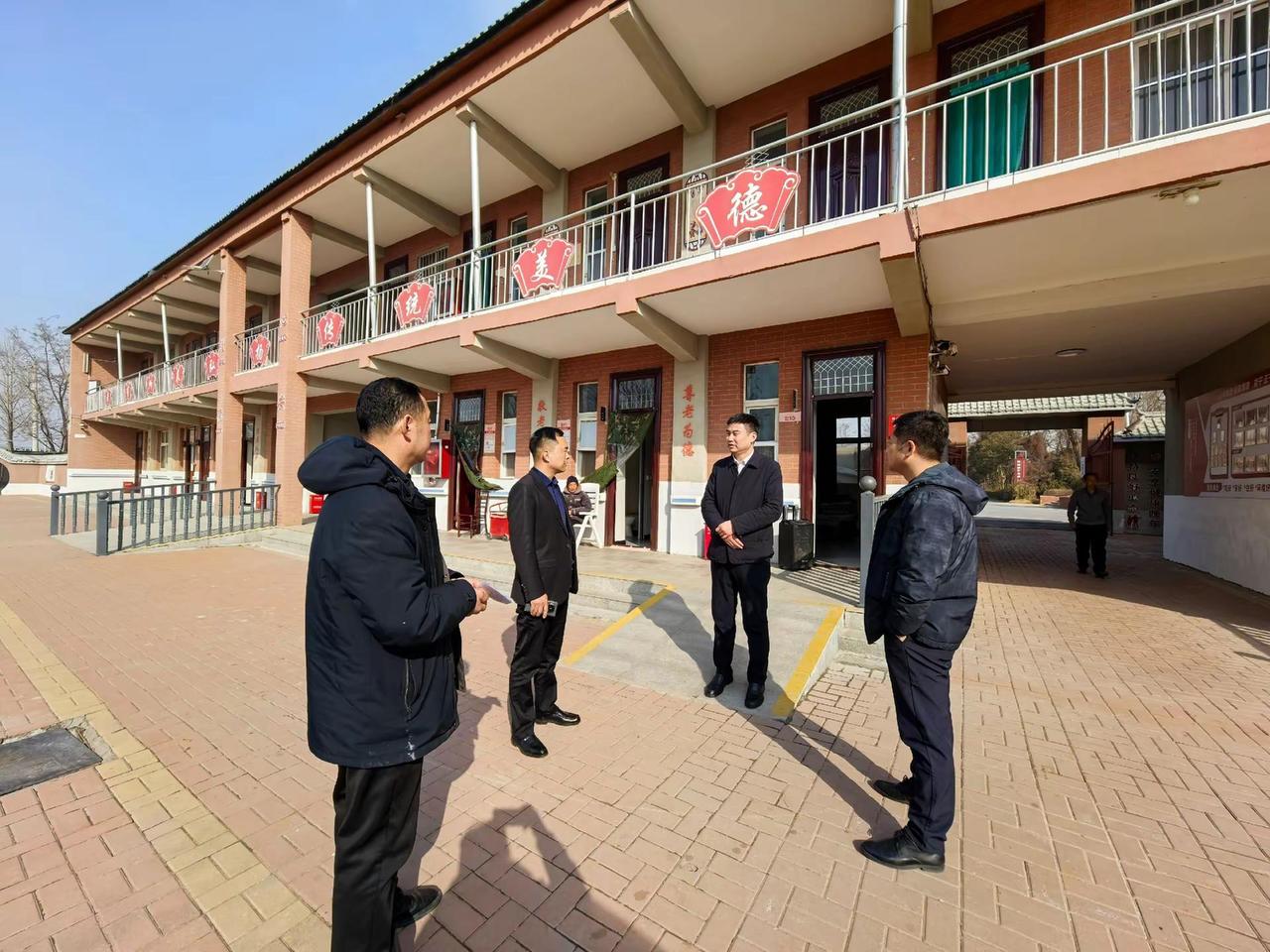 爱心企业万华禾香集团，在有民政局范主任陪同下，到东坝头敬老院慰问孤老寡人，万华禾