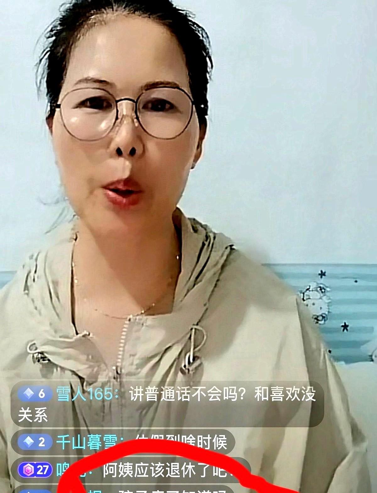 孩子发烧，妈妈却只能笑着卖货

小杨阿姨在镜头前三小时没笑，是因为她知道一旦情绪
