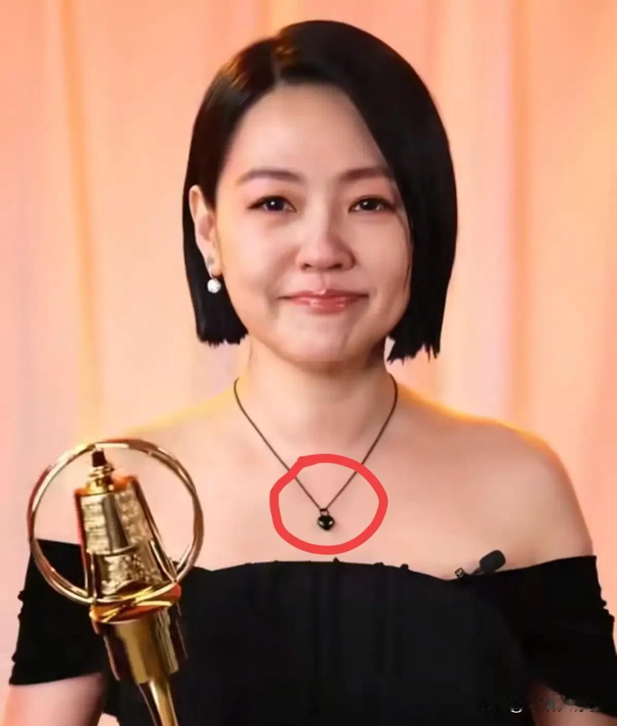 终于搞清楚了，
小S为什么去参加金钟奖颁奖，
原因很简单，明眼人都看得出来：
