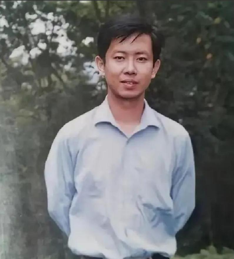 “我宁死也不道歉！”2019年一名乡镇执教19年的优秀教师，在亲吻过自己的一双儿